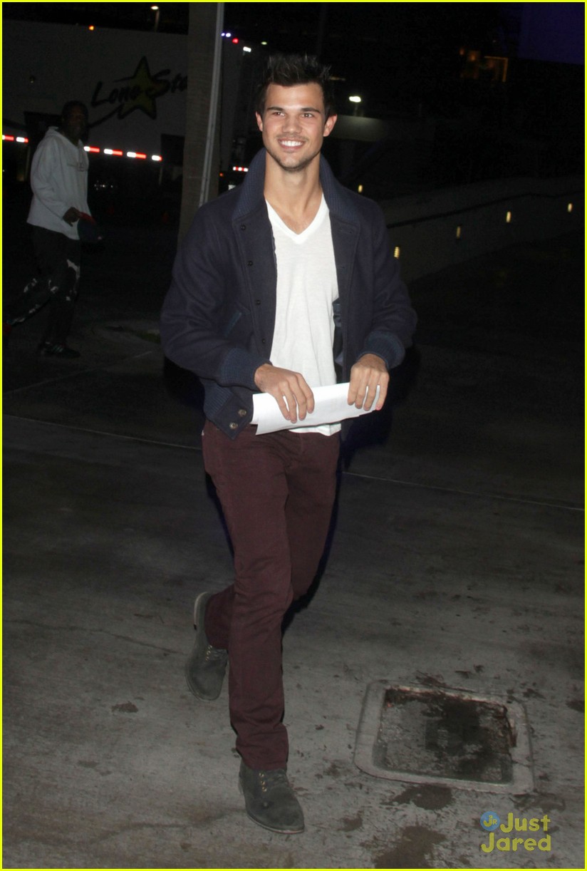 Taylor Lautner: Clippers Game with Girlfriend Sara Hicks