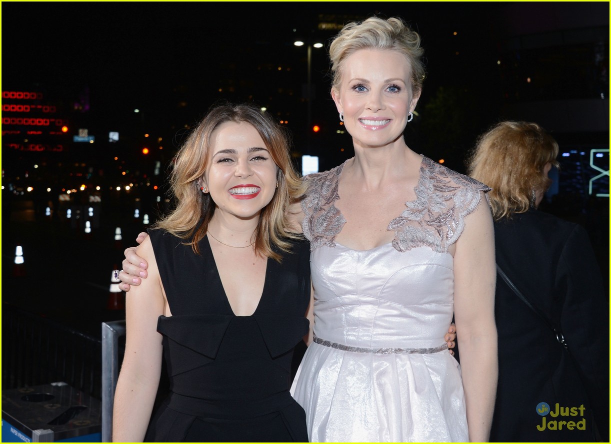 Mae Whitman: 'Perks' Wins at People's Choice Awards 2013