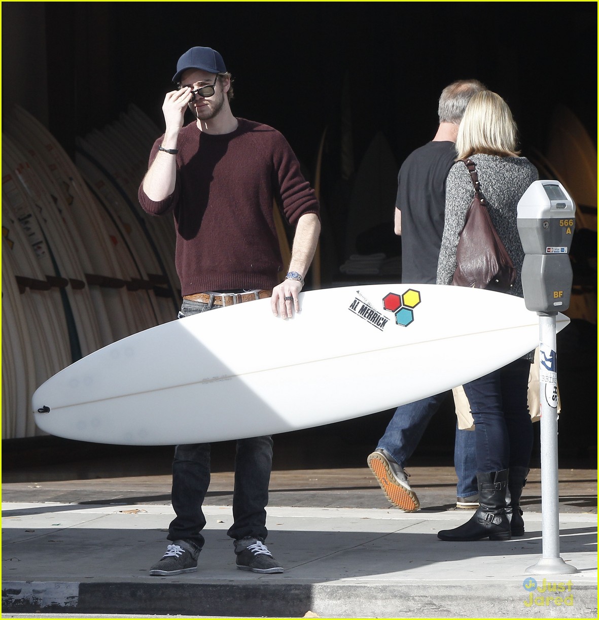 Miley Cyrus & Liam Hemsworth: Surfboard Shopping Sweeties