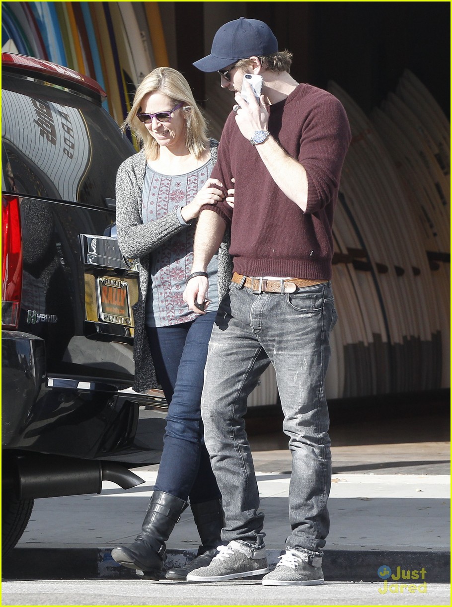 Miley Cyrus & Liam Hemsworth: Surfboard Shopping Sweeties