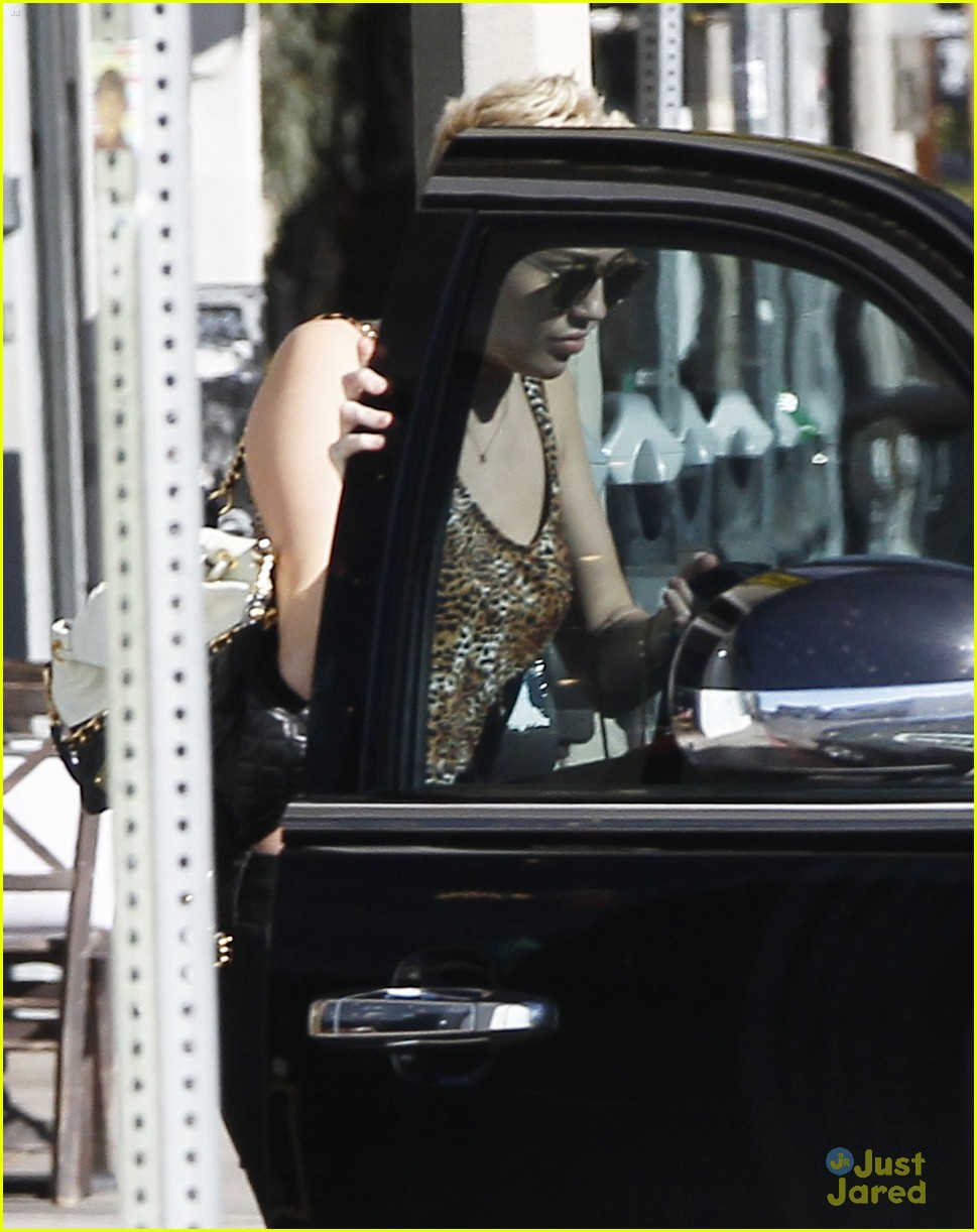 Miley Cyrus & Liam Hemsworth: Surfboard Shopping Sweeties
