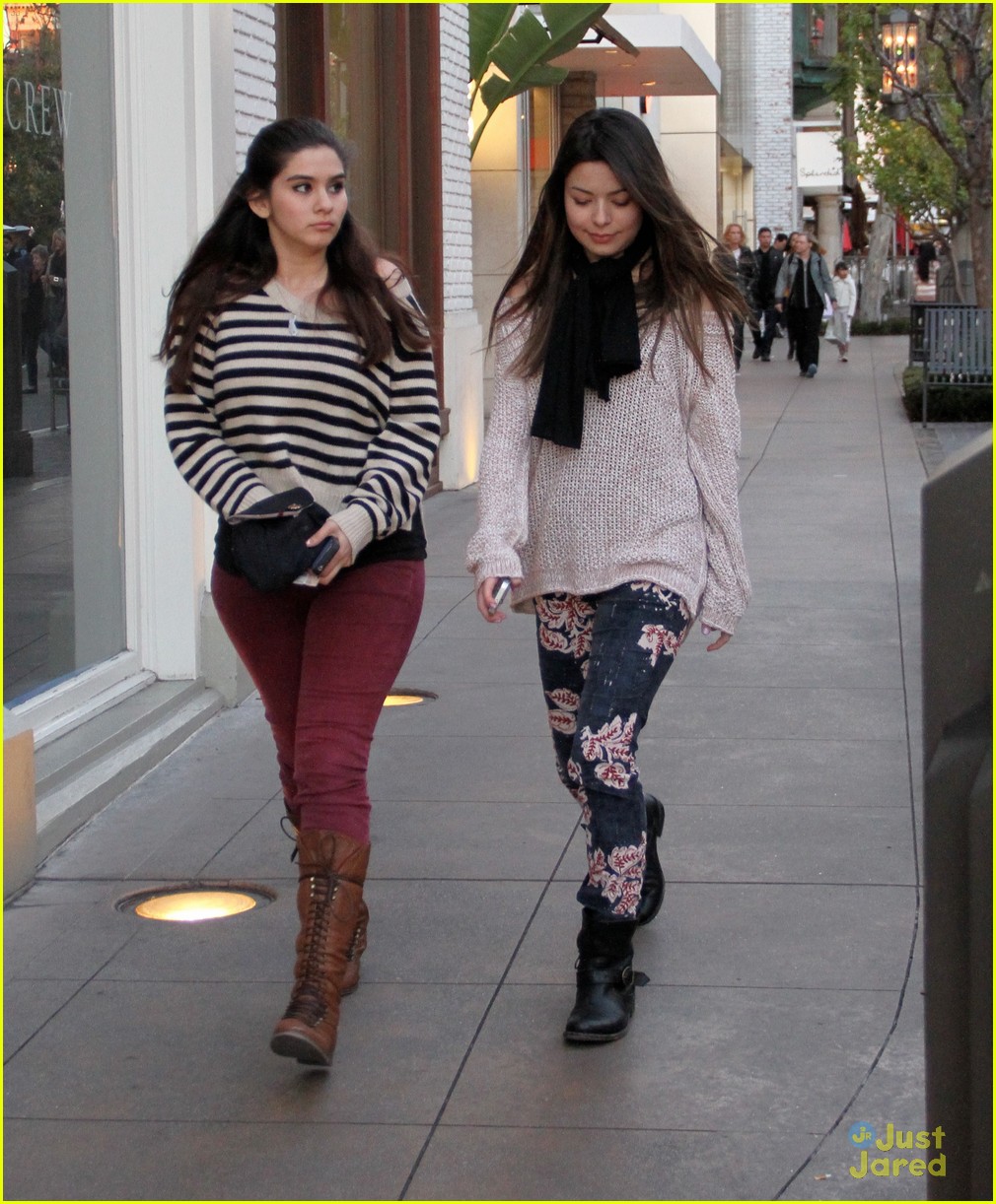Miranda Cosgrove: Grove Shopper
