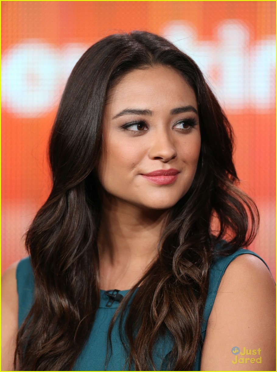 Troian Bellisario & Shay Mitchell: 'Pretty Little Liars' TCA Panel