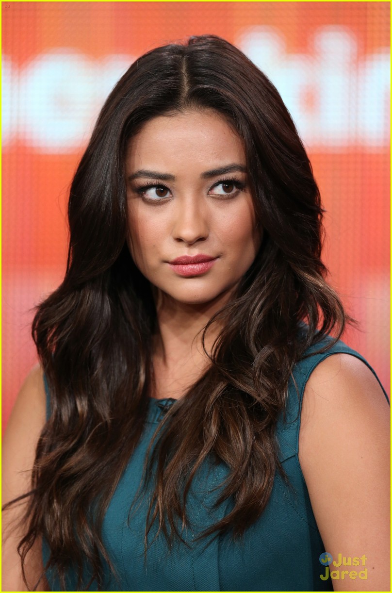 Troian Bellisario & Shay Mitchell: 'Pretty Little Liars' TCA Panel