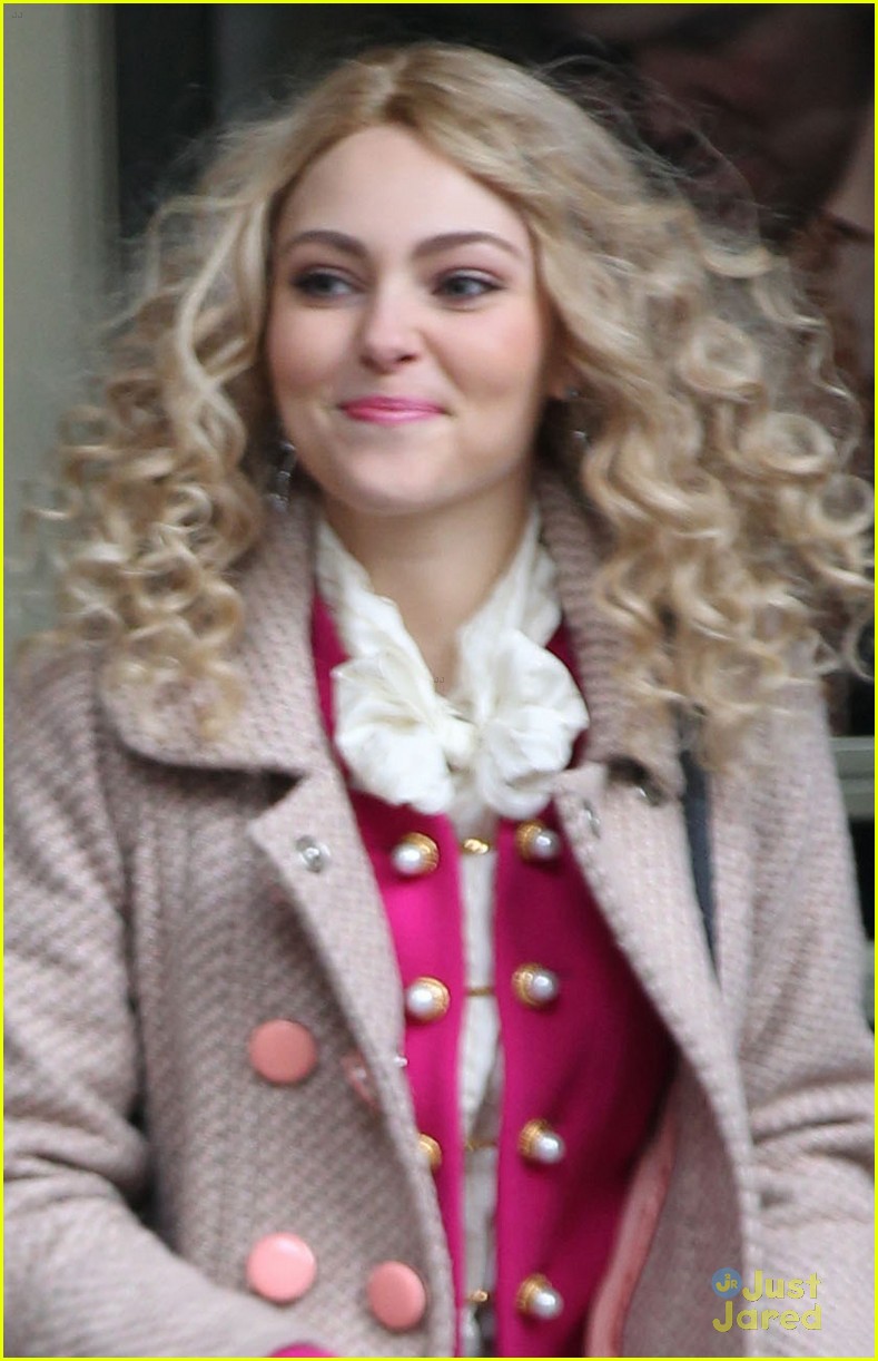 AnnaSophia Robb: Polka Dot Tights!
