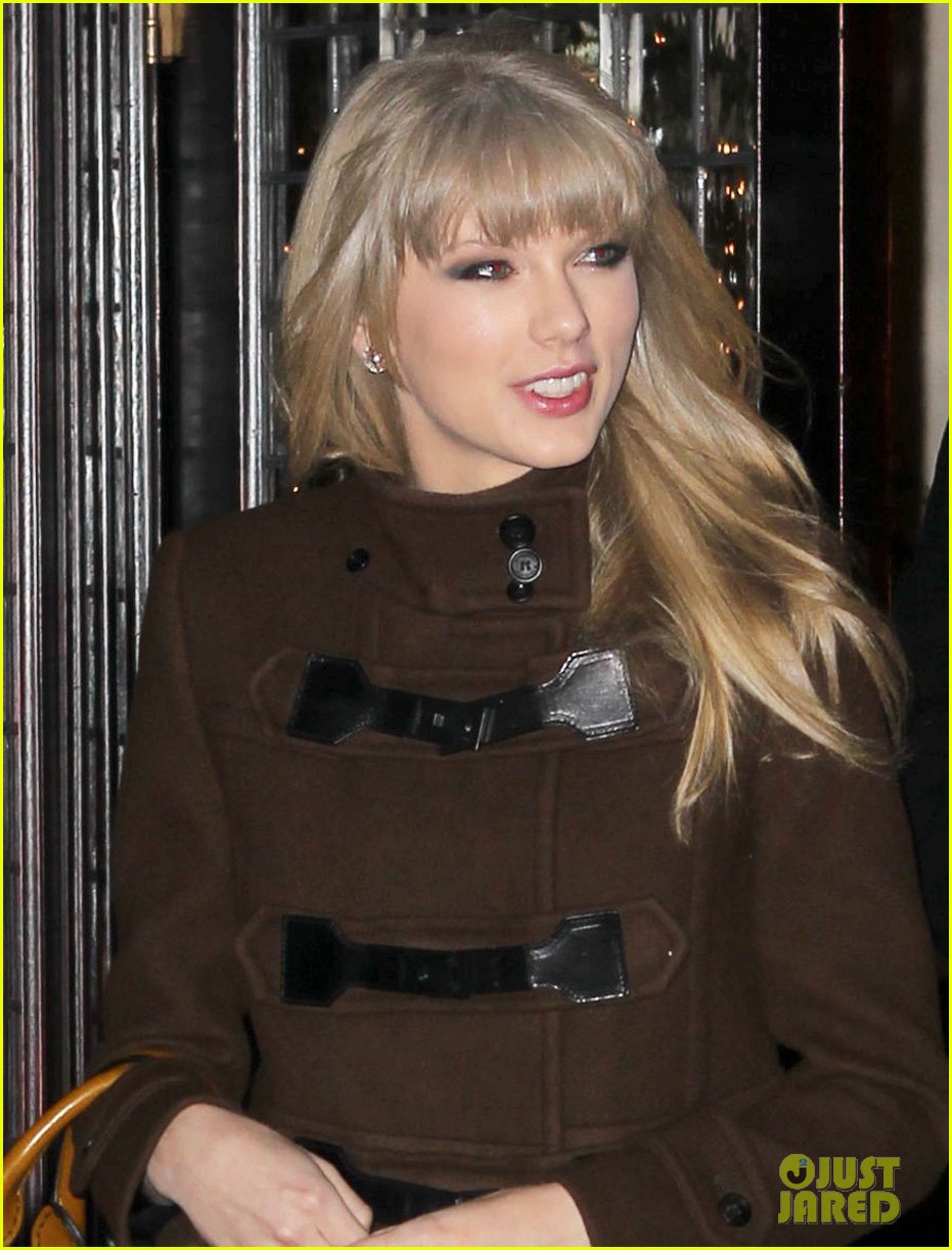 Taylor Swift: New Year's Eve Dinner with Austin!