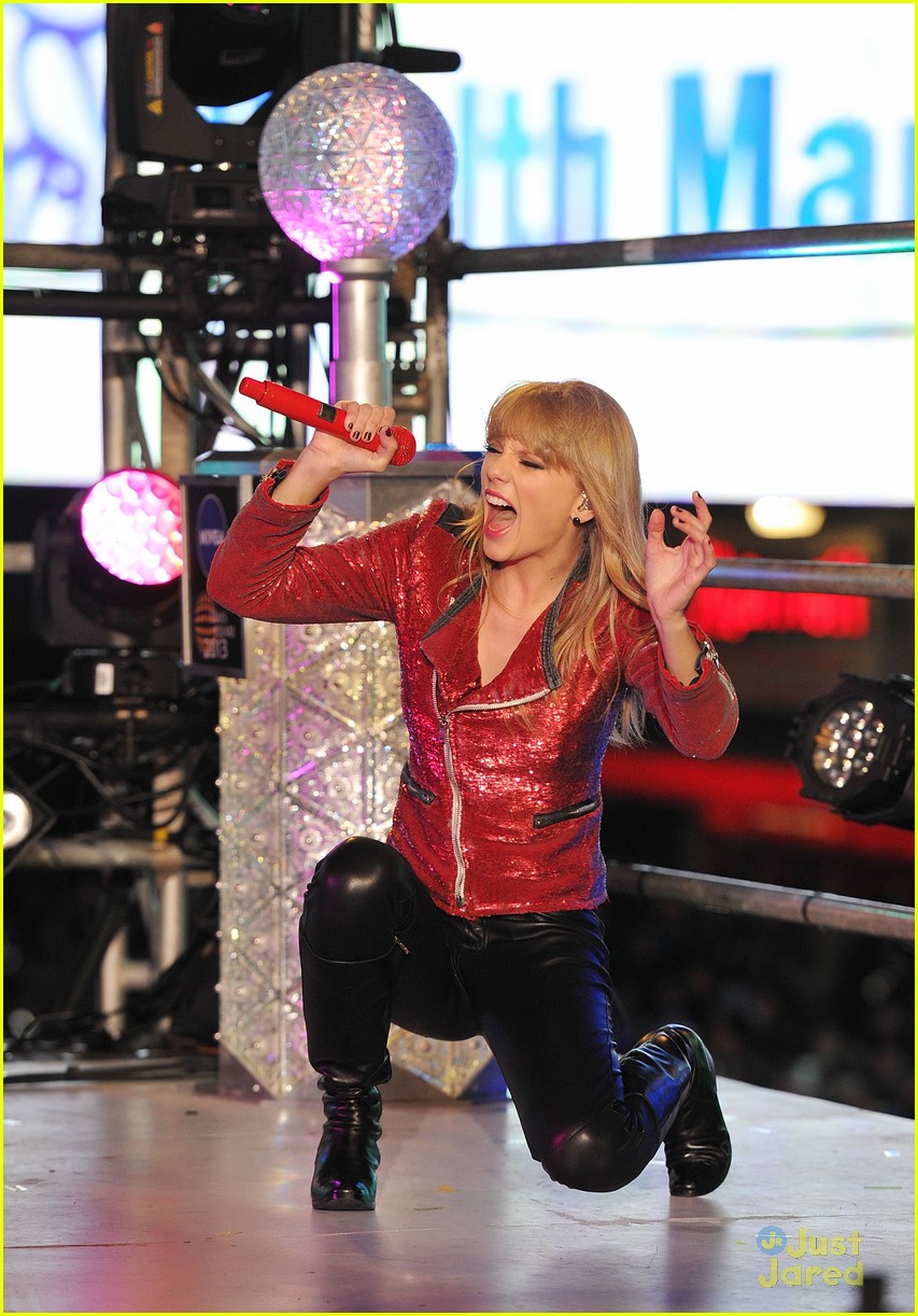 Taylor Swift Performs in Times Square on New Year's Eve!
