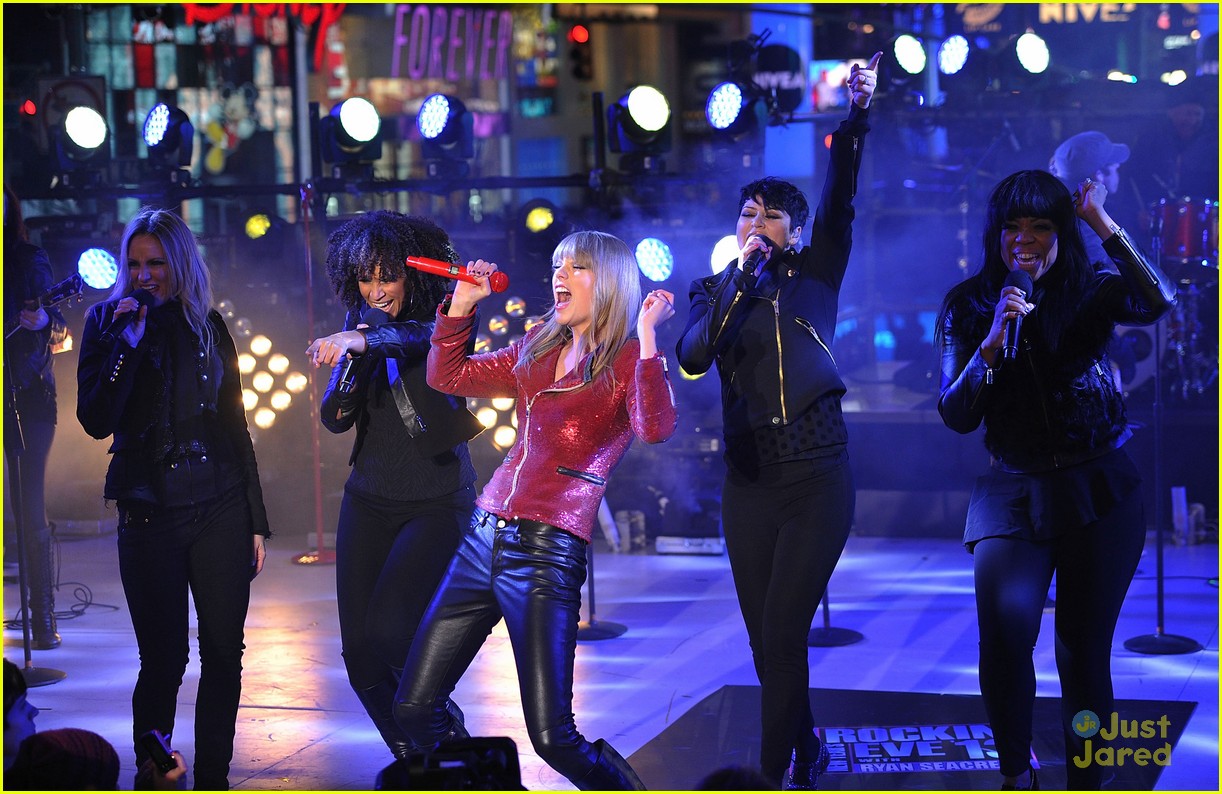 Taylor Swift Performs in Times Square on New Year's Eve!