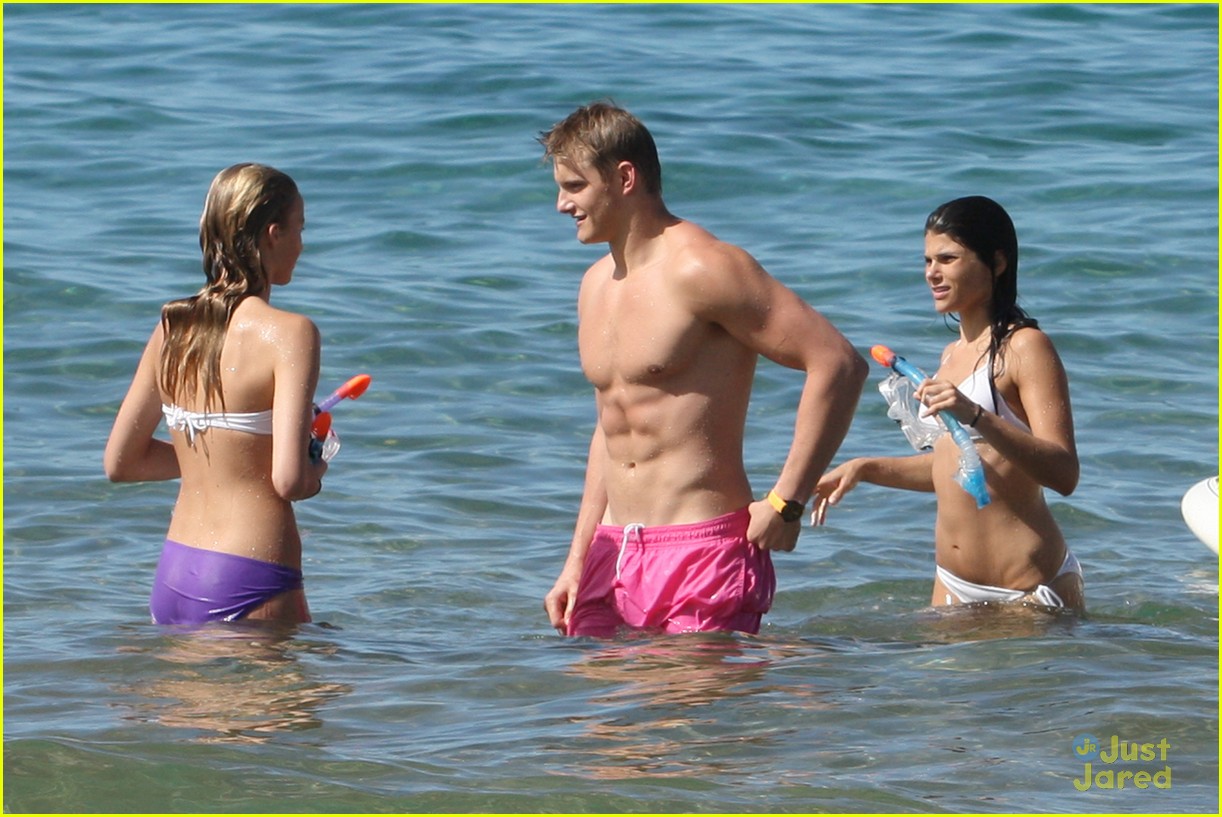 Alexander Ludwig: Shirtless in Hawaii!