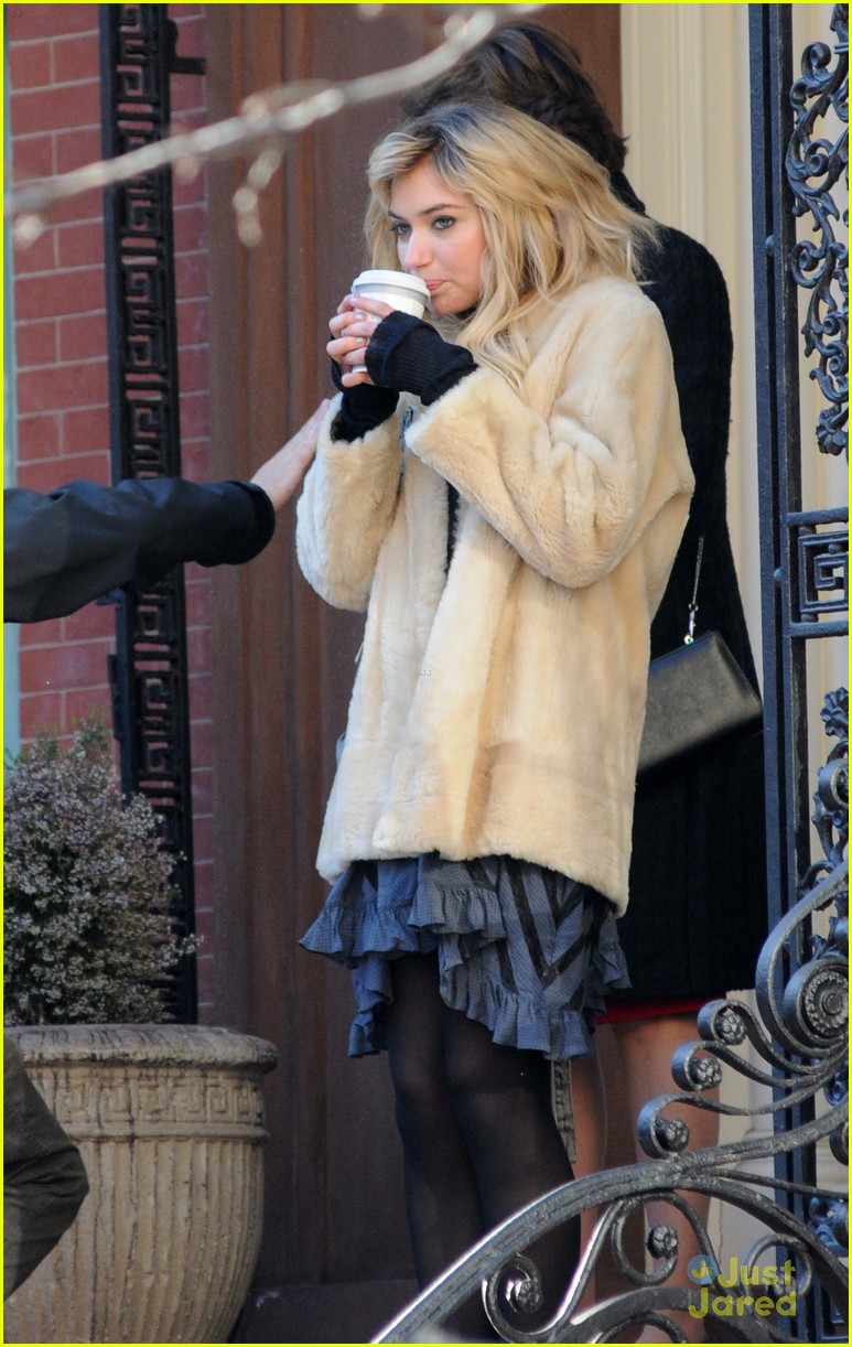 Zac Efron & Imogen Poots: Kiss Kiss in Gramercy Park