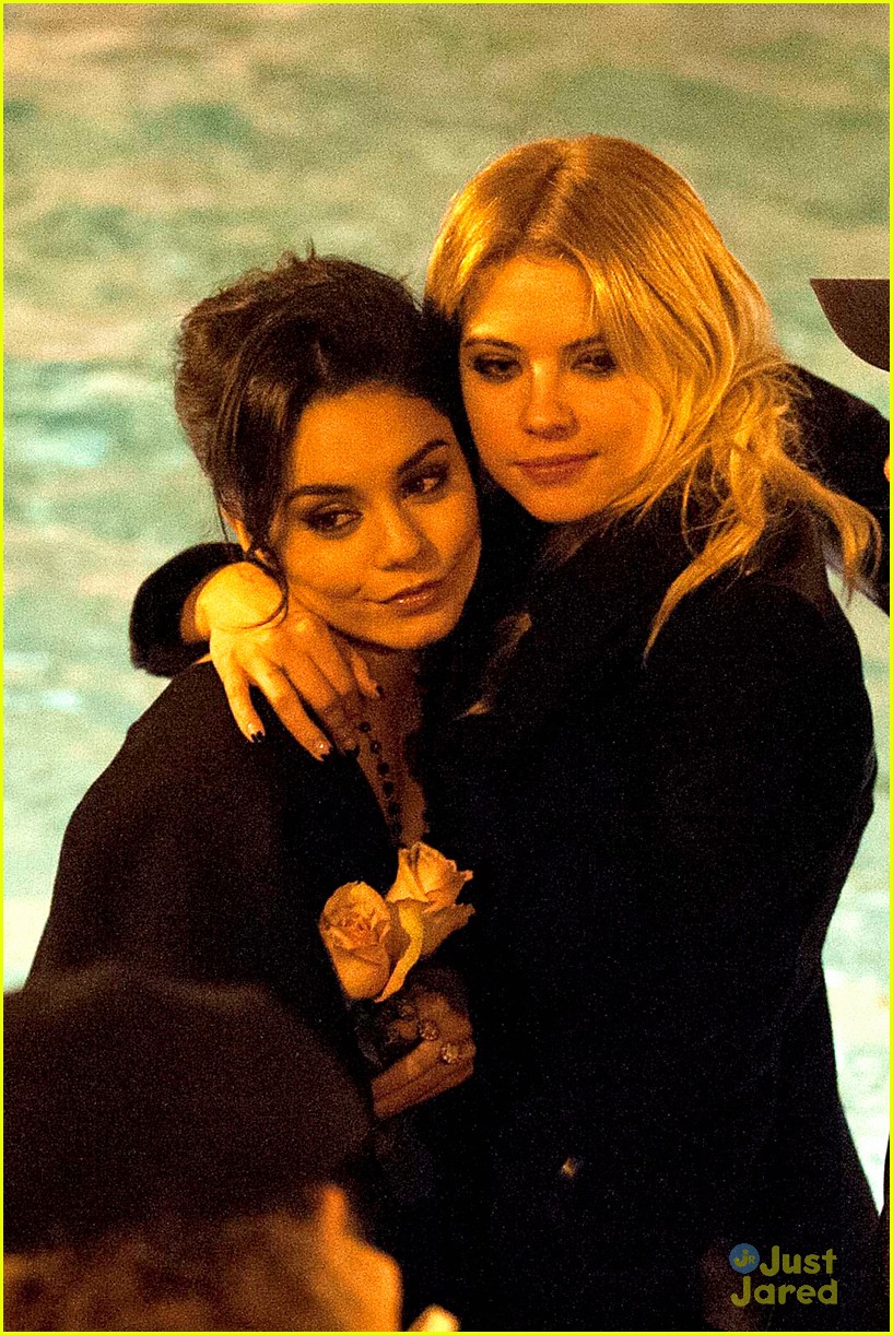Vanessa Hudgens & Ashley Benson: Rome Tourists!