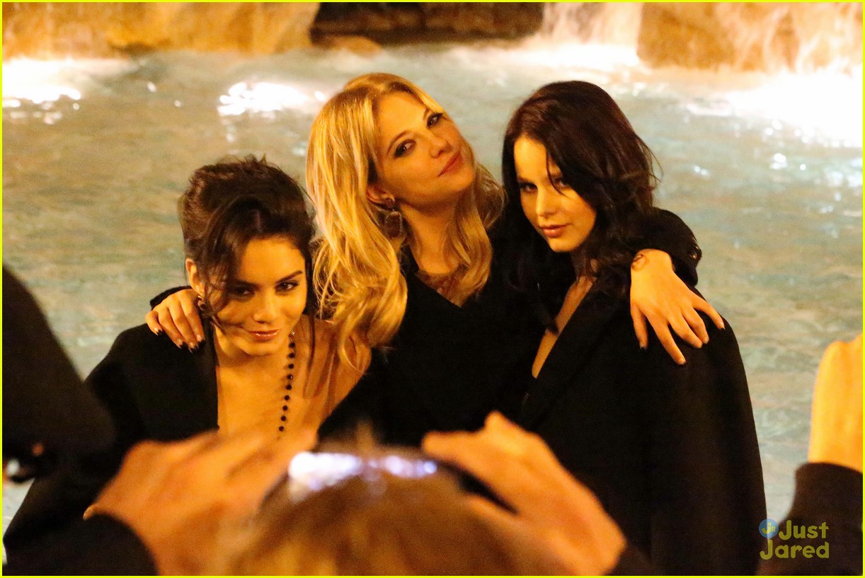 Vanessa Hudgens & Ashley Benson: Rome Tourists!