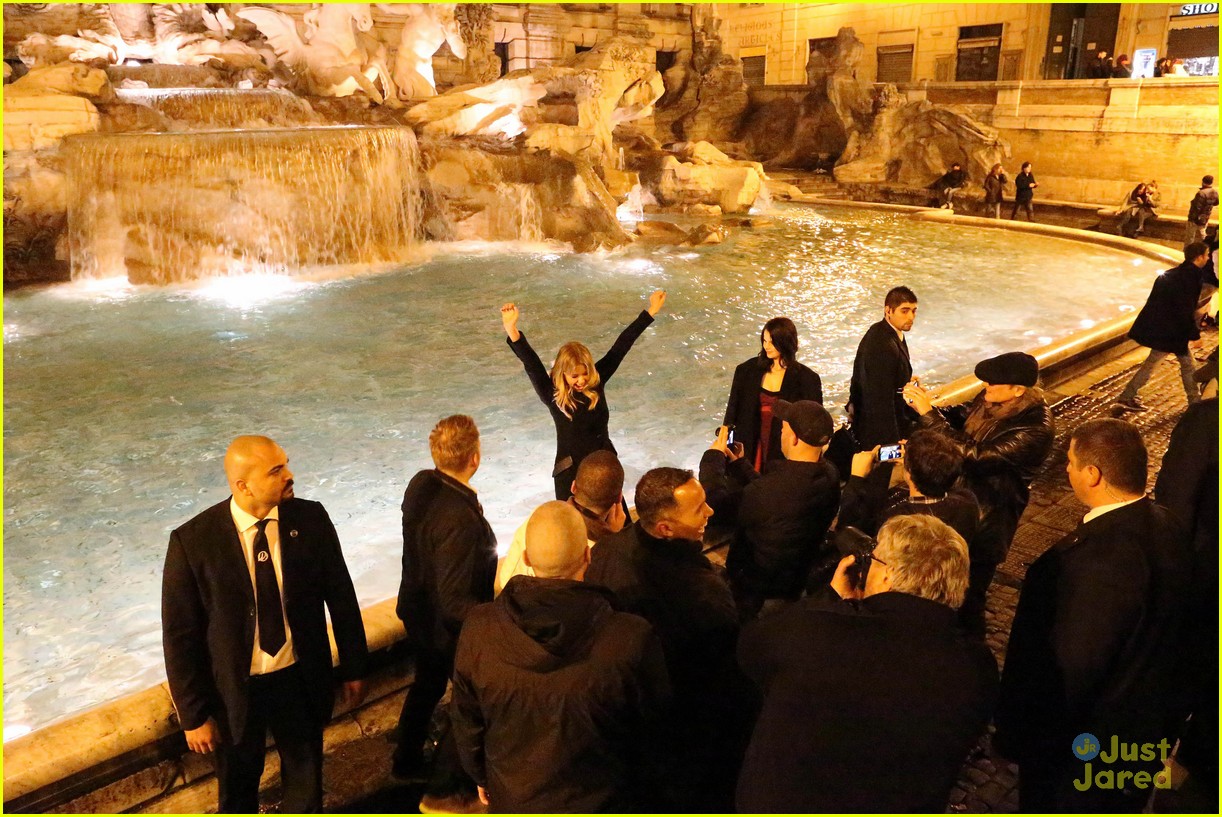 Vanessa Hudgens & Ashley Benson: Rome Tourists!