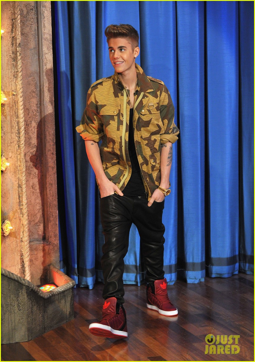 Justin Bieber: 'Late Night' Appearance Abs