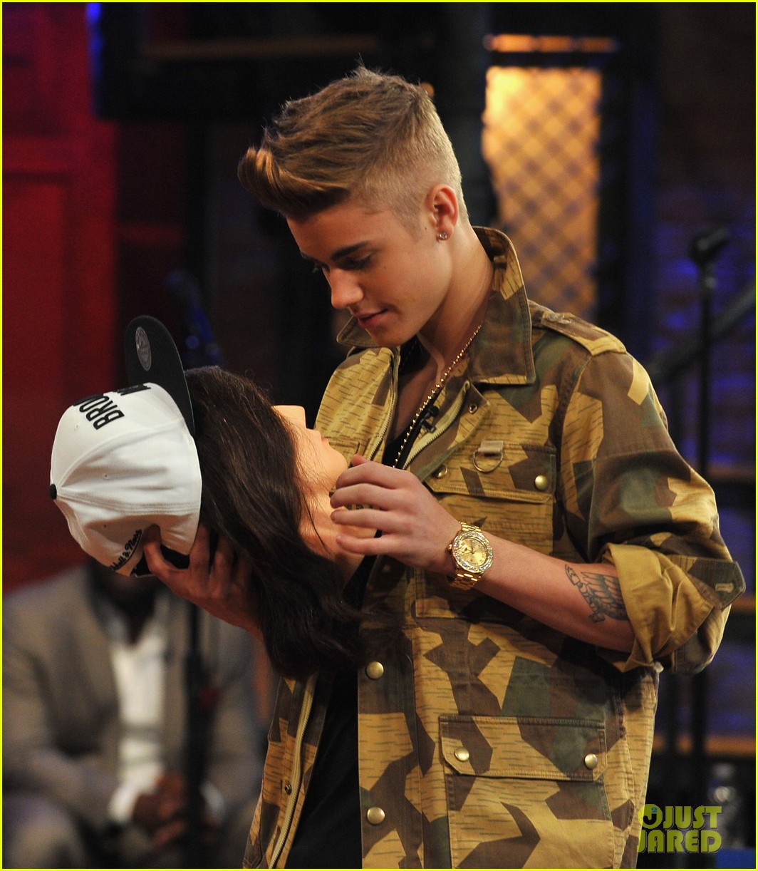 Justin Bieber: 'Late Night' Appearance Abs