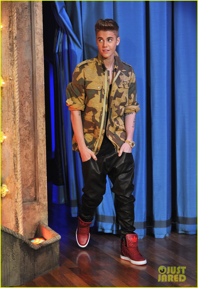 Justin Bieber: 'Late Night' Appearance Abs