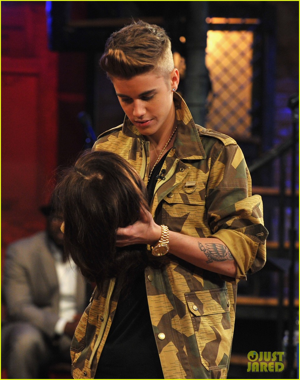 Justin Bieber: 'Late Night' Appearance Abs