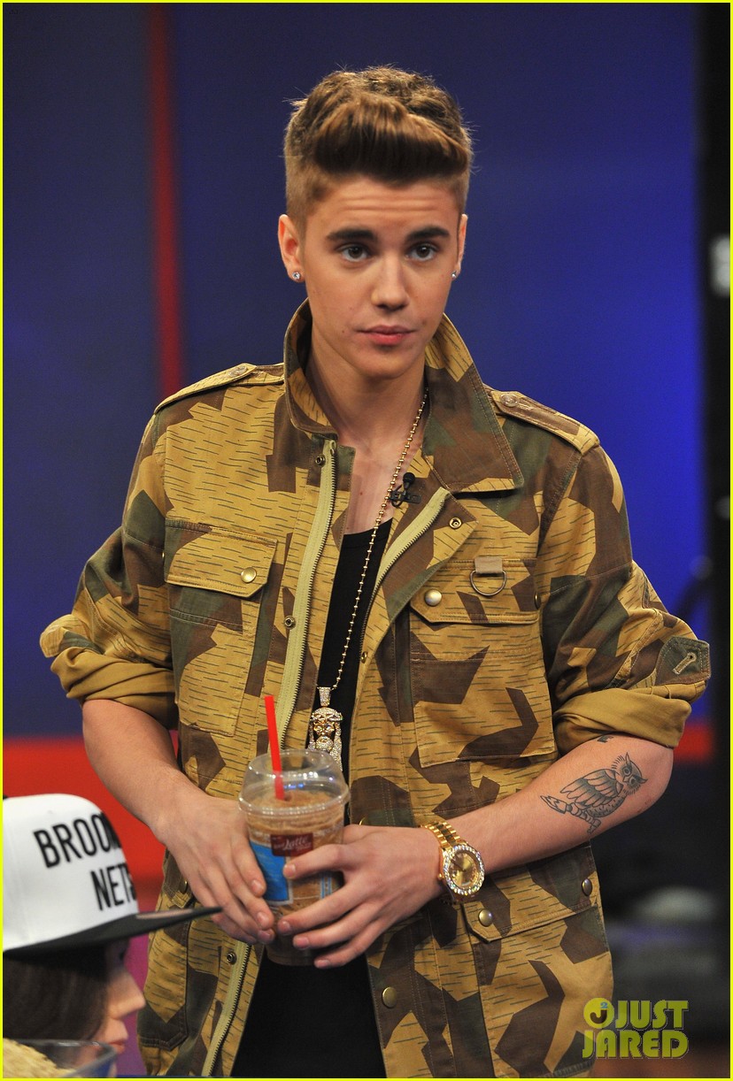 Justin Bieber: 'Late Night' Appearance Abs