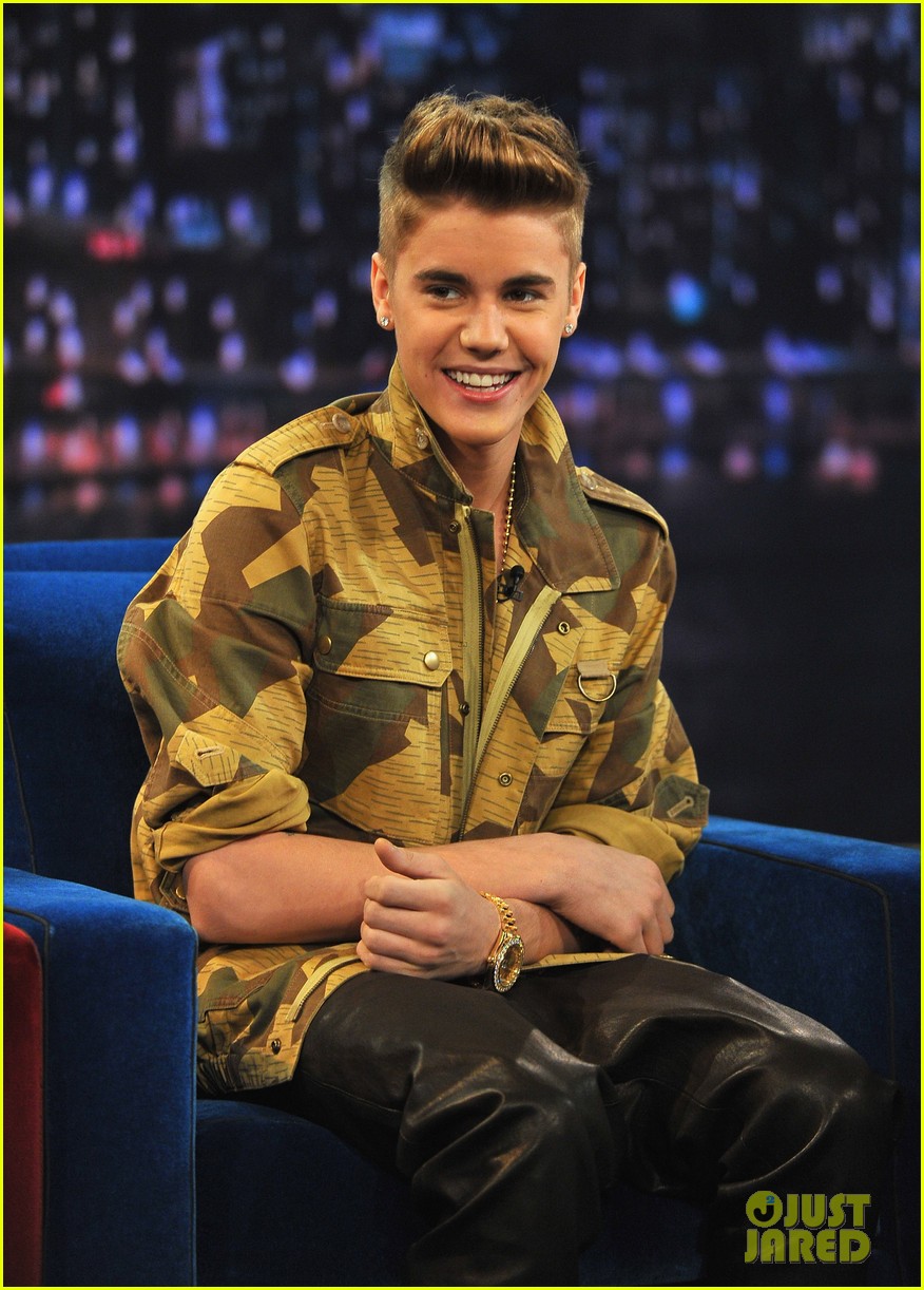 Justin Bieber: 'Late Night' Appearance Abs