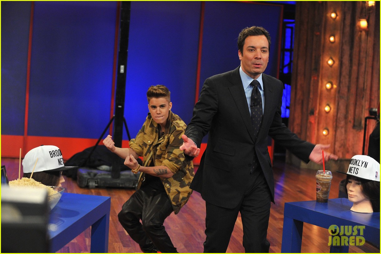 Justin Bieber: 'Late Night' Appearance Abs