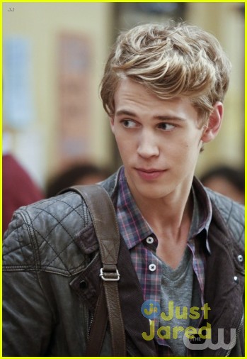 Austin Butler: 'The Carrie Diaries' On-Set Interview!