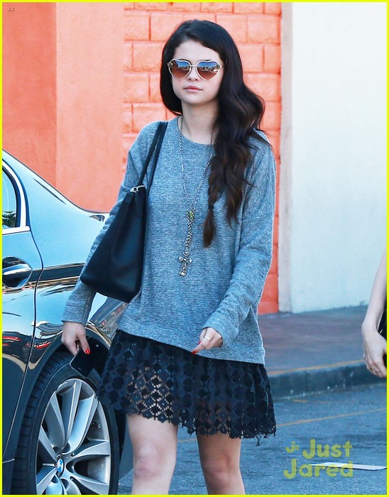 Selena Gomez: Lunch with Lily Collins!