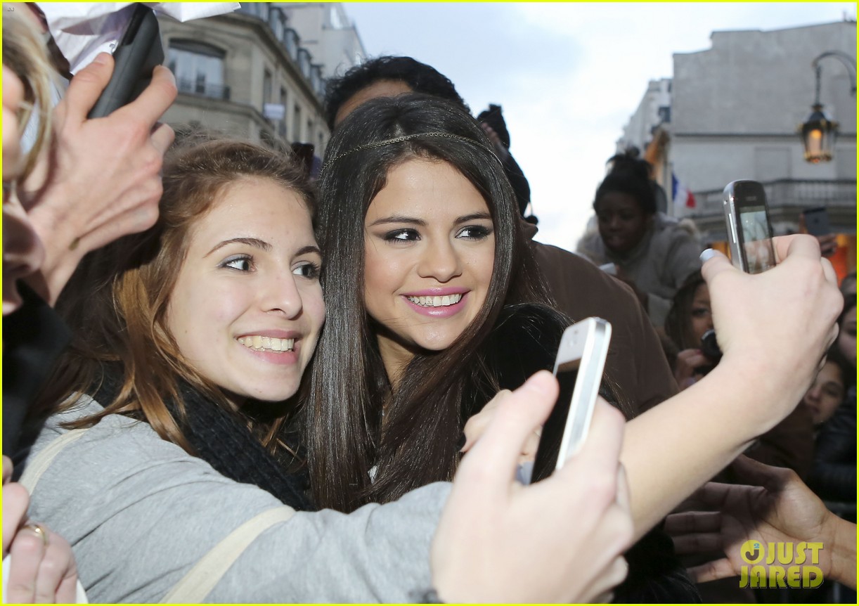 Selena Gomez: Pretty In Paris!