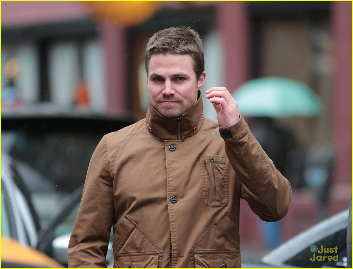 Willa Holland & Stephen Amell: Rainy 'Arrow' Filming