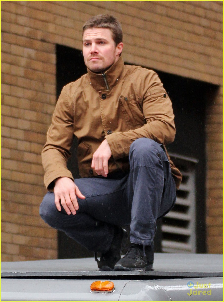 Willa Holland & Stephen Amell: Rainy 'Arrow' Filming