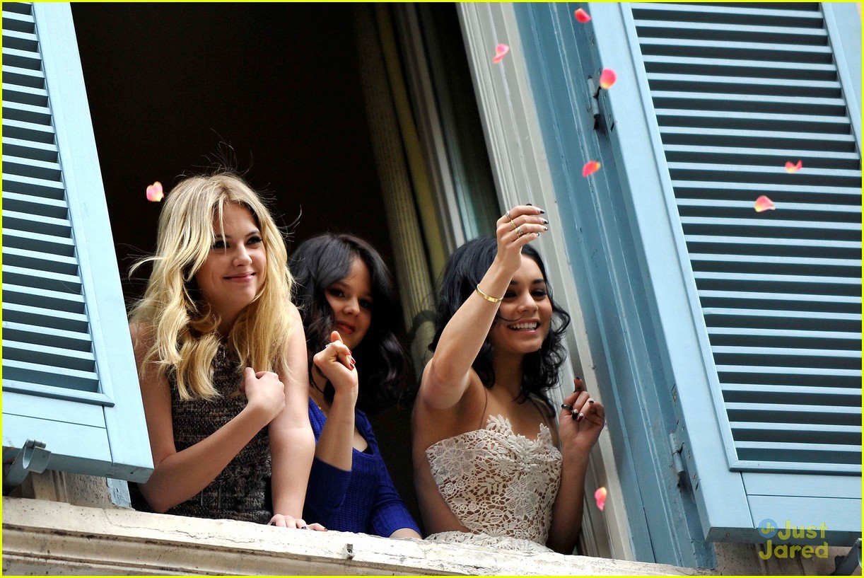 Vanessa Hudgens, Ashley Benson & Rachel Korine: Balcony 'Breakers'