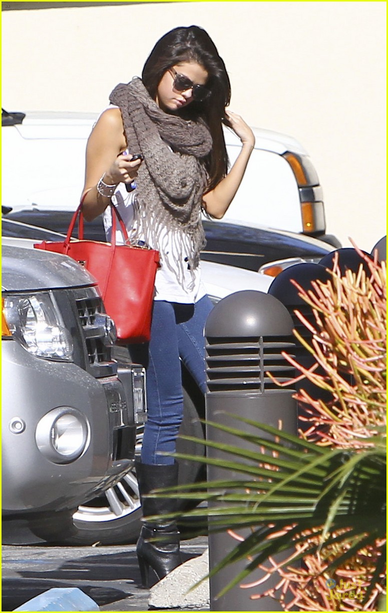 Vanessa Hudgens & Selena Gomez: 'Spring Breakers' Date Moved Up!