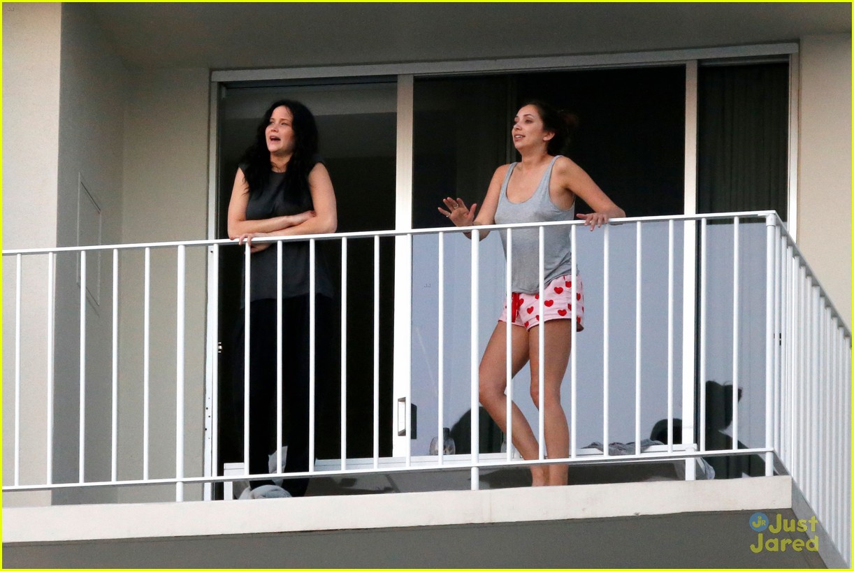 Jennifer Lawrence: Room With A View in Hawaii
