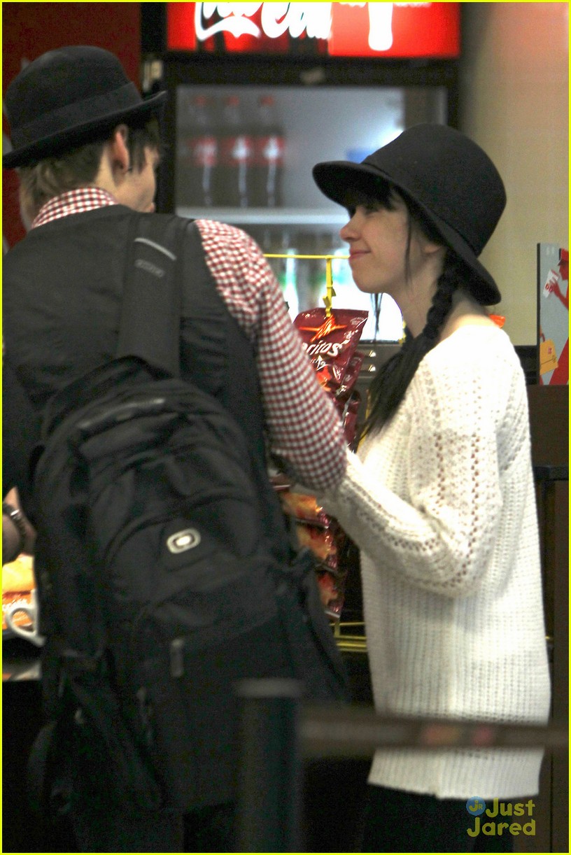 Carly Rae Jepsen & Matthew Koma: Nassau Airport Lunch