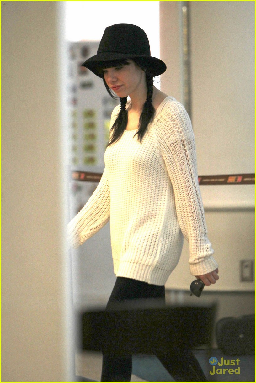 Carly Rae Jepsen & Matthew Koma: Nassau Airport Lunch