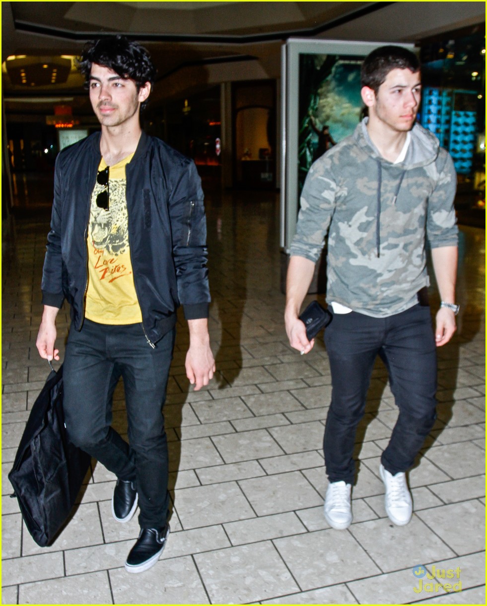 Nick and Joe Jonas: Love Bites!