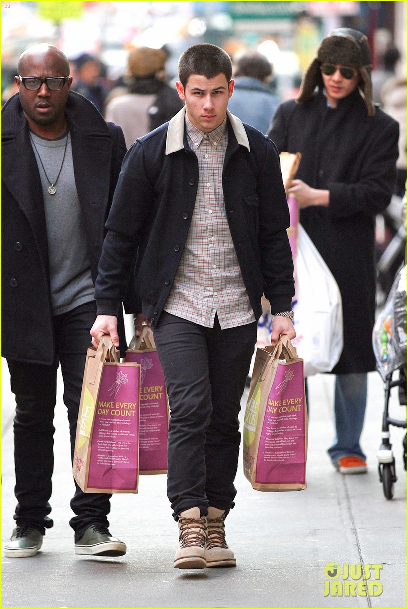 Nick Jonas: Grocery Shopping Guy!