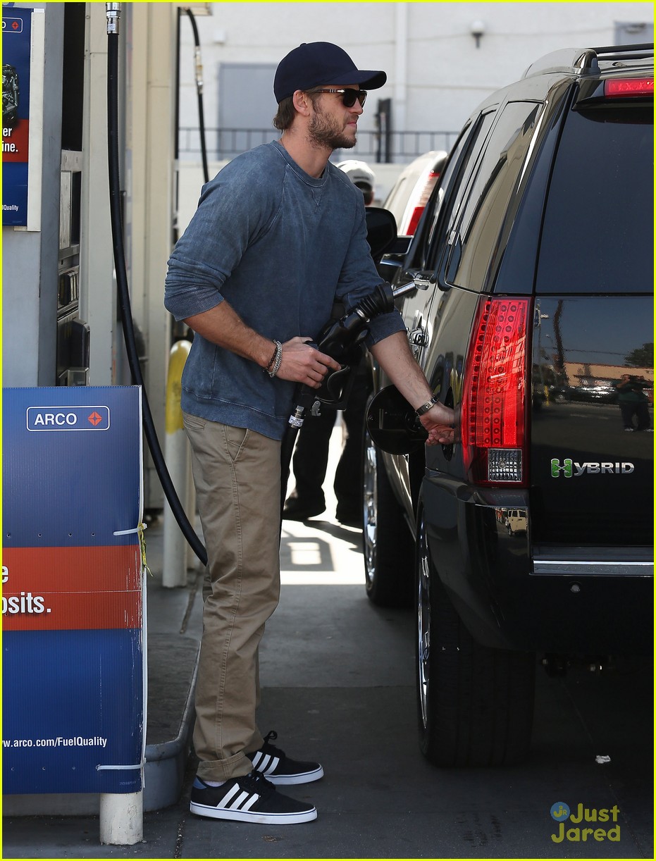 Liam Hemsworth: Gas Station Stop