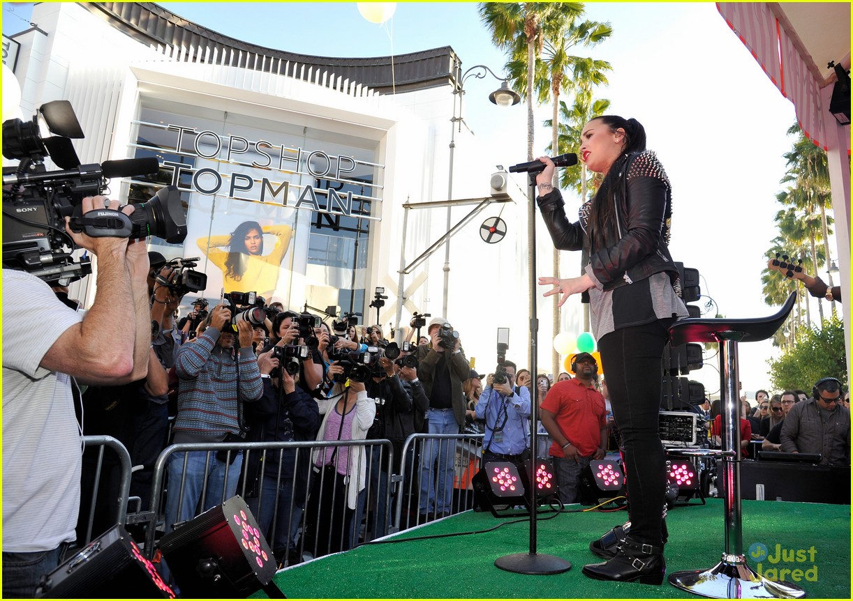 Demi Lovato: Topshop Grand Opening Event!