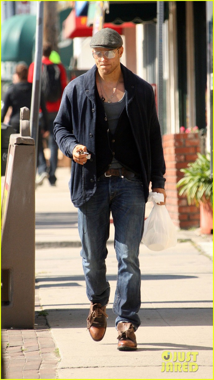 Kellan Lutz: Solo Valentine's Day Stroll