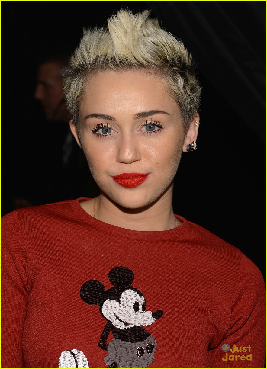 Miley Cyrus: Mickey Mouse Sweater at Marc Jacobs Show!