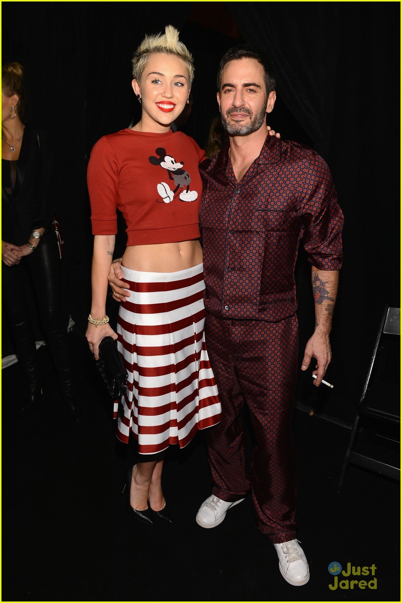 Miley Cyrus: Mickey Mouse Sweater at Marc Jacobs Show!