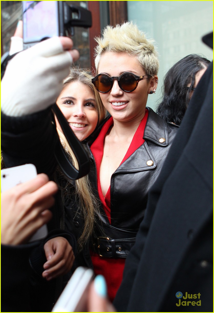 Miley Cyrus: Red Hot Red Suit!