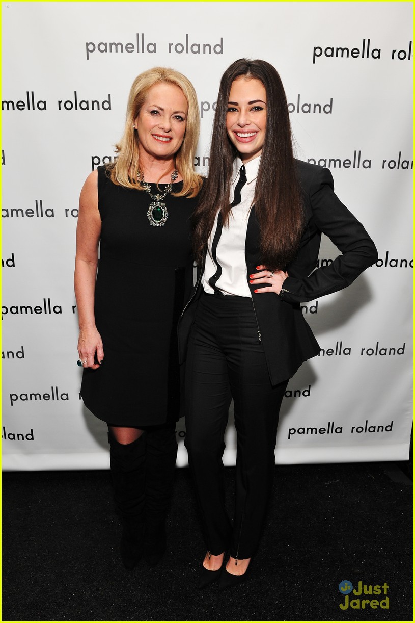 AnnaSophia Robb: Alice + Olivia Fashion Show with Chloe Bridges & Ellen Wong