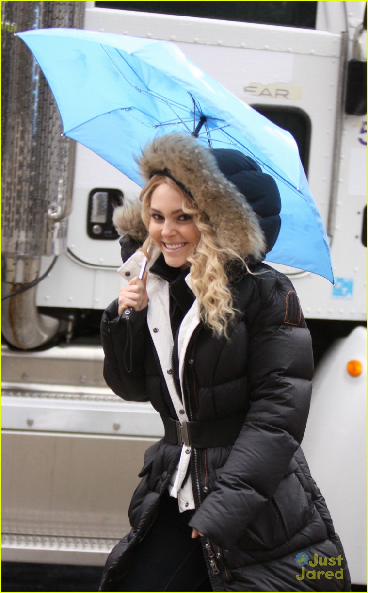 AnnaSophia Robb: Rainy Day on 'Carrie Diaries' Set
