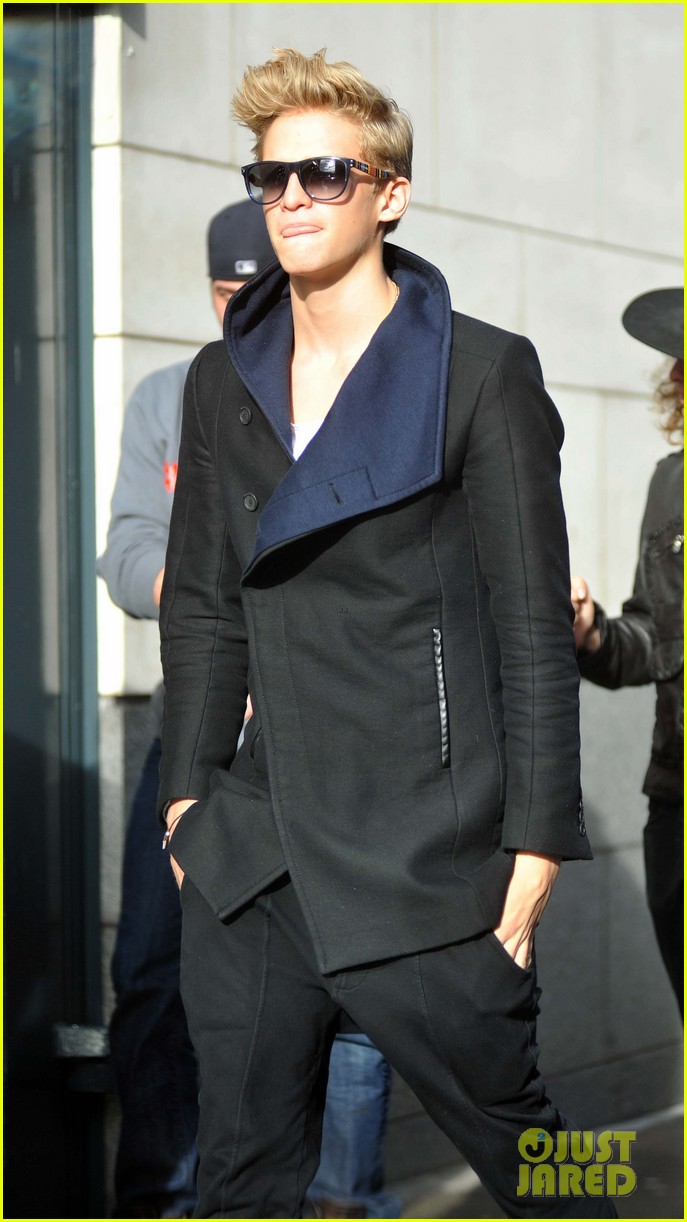 Cody Simpson: Greeting Fans In Dublin!