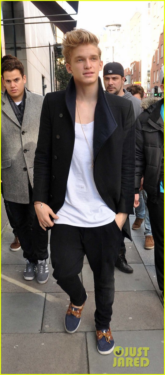 Cody Simpson: Greeting Fans In Dublin!