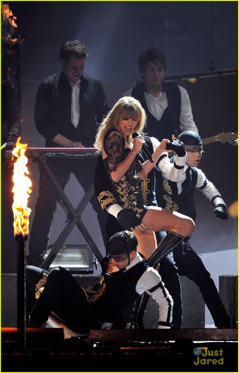 Taylor Swift: 'I Knew You Were Trouble' Performance at BRIT Awards 2013!