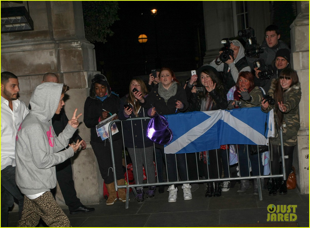 Justin Bieber: Post-Show Peace Signs