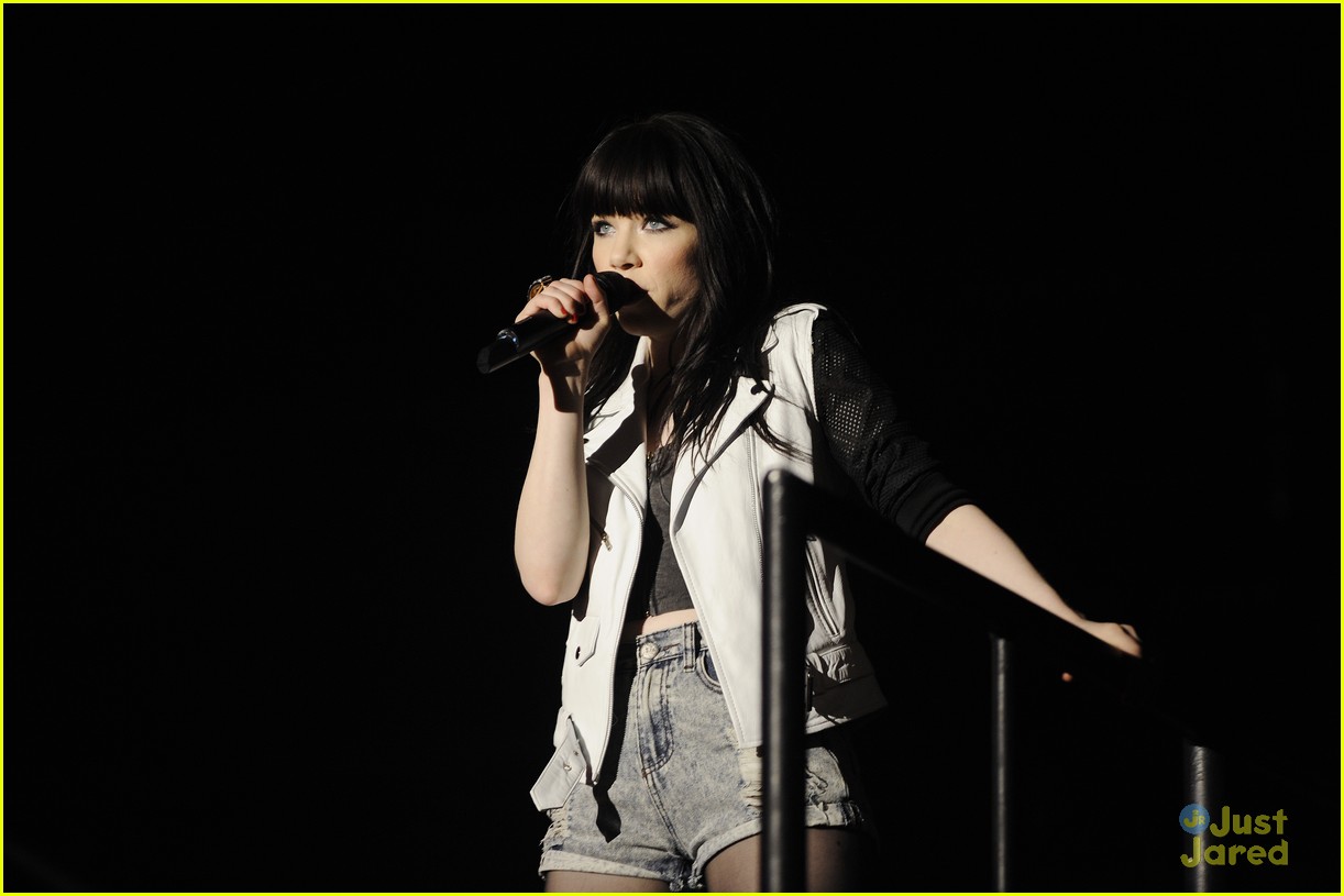 Cody Simpson & Carly Rae Jepsen: Paris Performance Pair!
