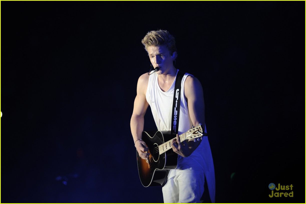 Cody Simpson & Carly Rae Jepsen: Paris Performance Pair!